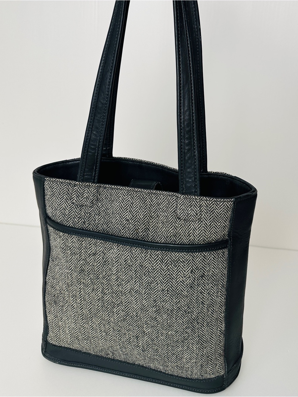Vintage Coach 1999 Bleecker Gray
Herringbone Tweed Leather
Shoulder Bag
